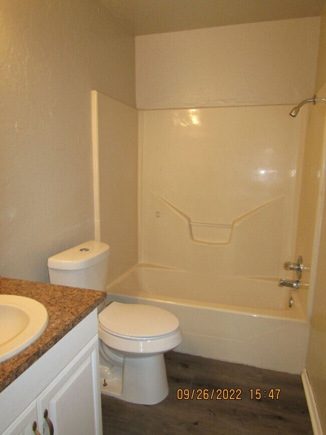 Building Photo - Very nice home located in the Rolling Hill...