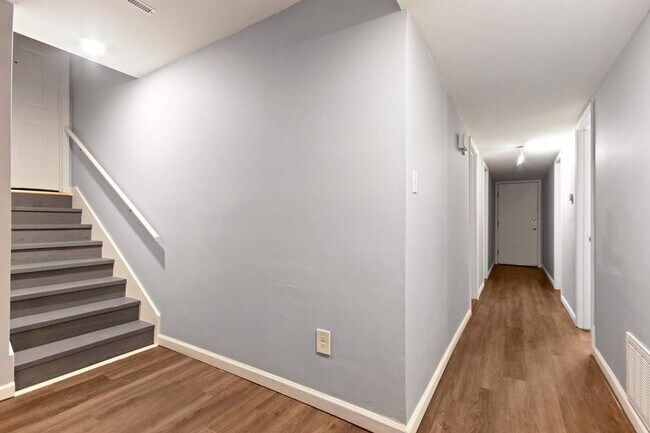 Building Photo - 3201 Elm Grove Dr