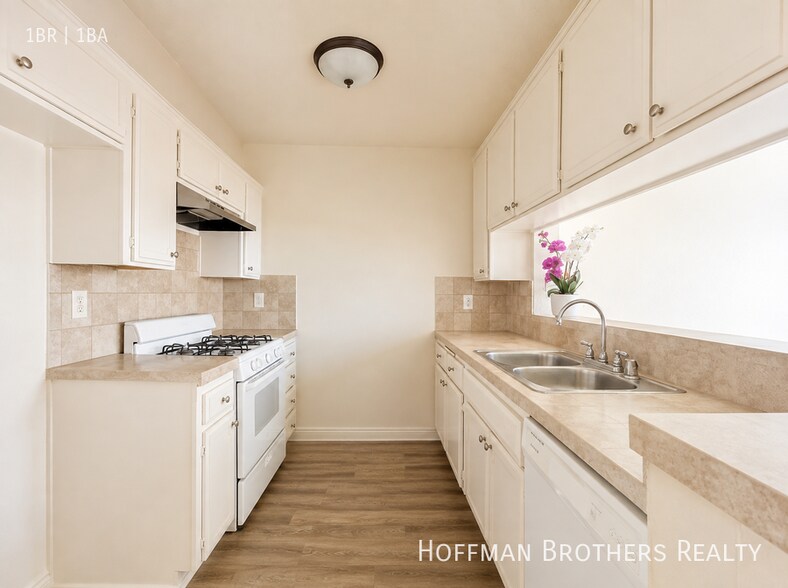 Building Photo - 9233 Van Nuys Blvd