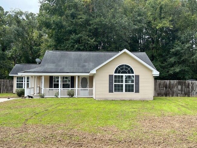 Building Photo - Three bedroom, two bathroom house in Pembroke