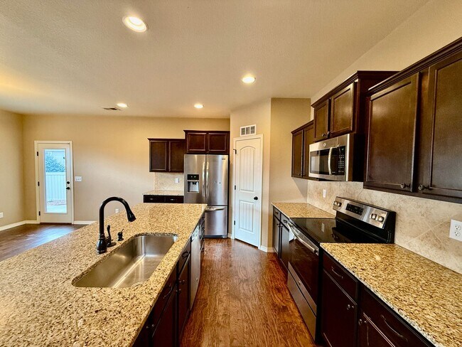 Building Photo - Beautiful Bedroom in Forest Meadows!