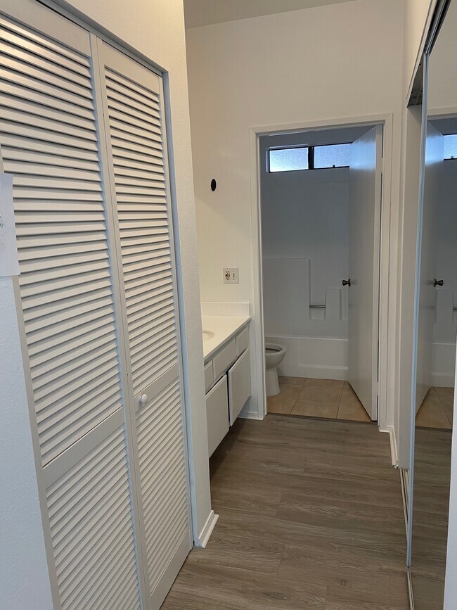 Building Photo - 11247 La Maida St