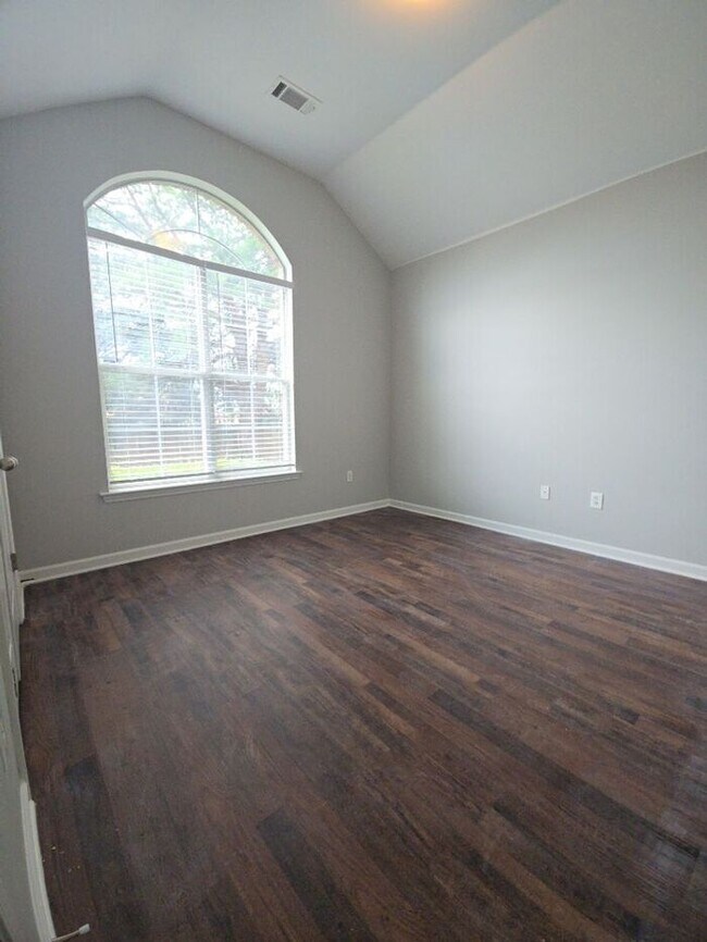 Building Photo - COMING SOON! 3bed/2bath Townhome w/Garage ...