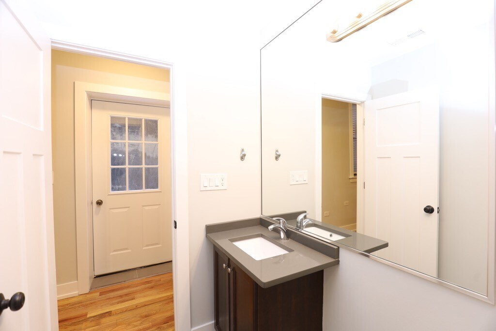 Building Photo - 562 W Arlington Pl