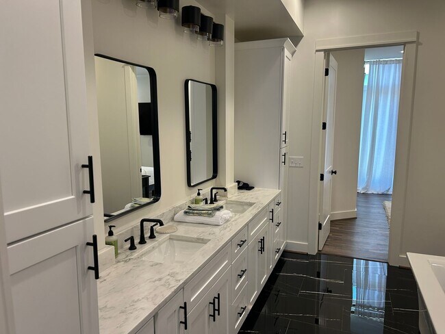 Building Photo - 165 Morrow Ave