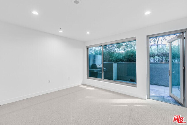 Building Photo - 901 Flower St