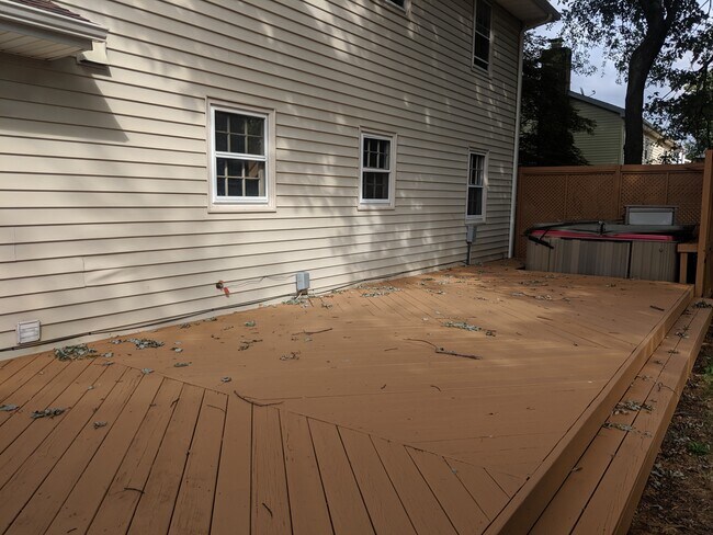 Large deck with privacy fence - 46675 Winchester Dr