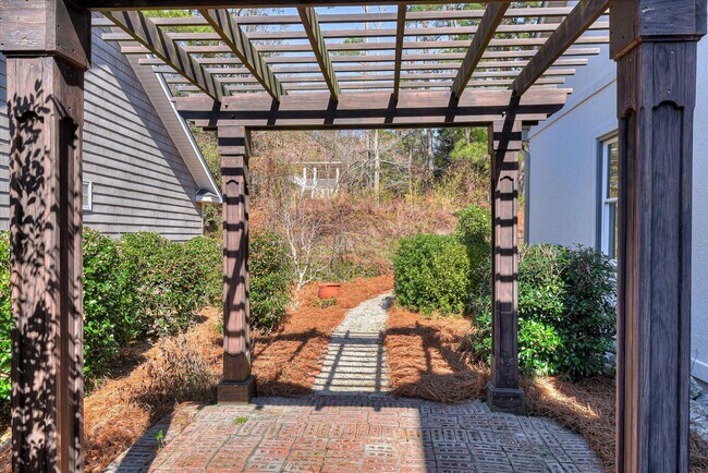 Building Photo - 133 Sweet Gum Ln