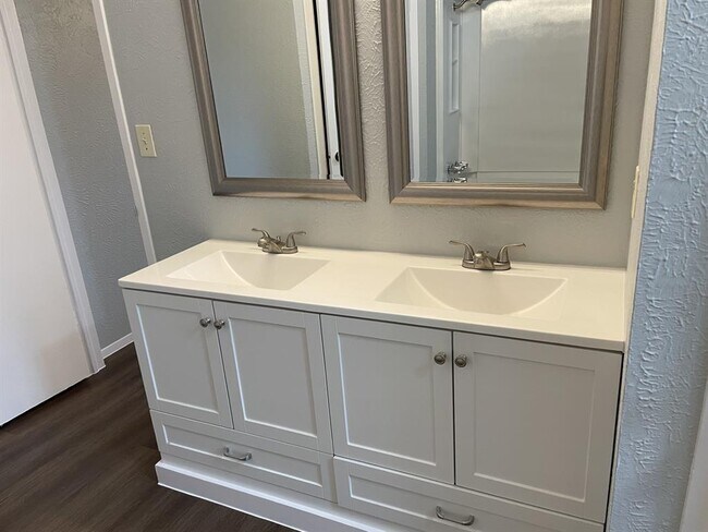 Building Photo - 305 Hickok Ct