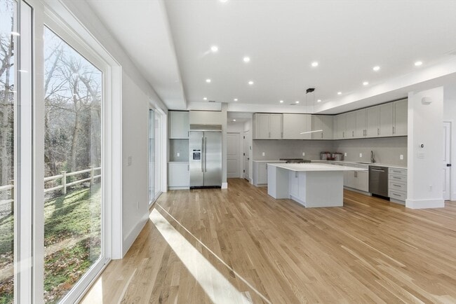 Building Photo - 82 Louise Rd