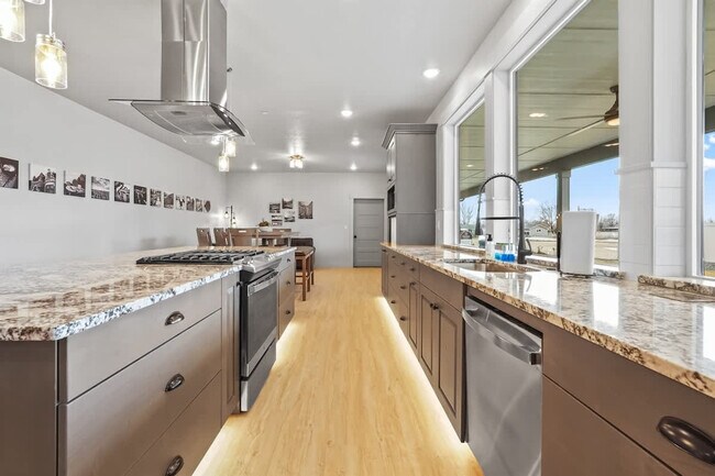 Building Photo - 303 CM Rdg Ln