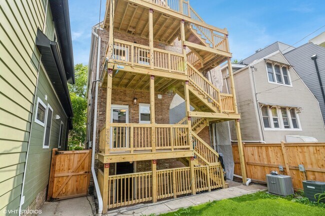 Building Photo - 2524 W Lyndale St