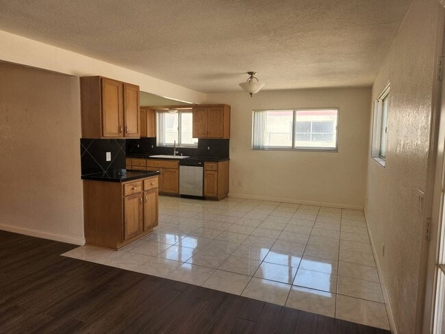 Building Photo - 4 Bedroom, 2 Bathroom Home!