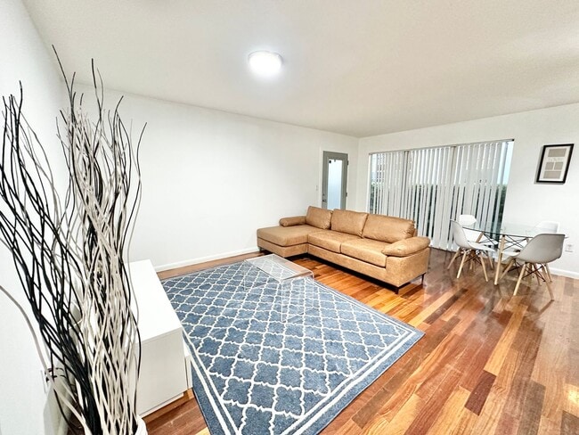 Building Photo - Tastefully furnished 1bed/1bath in the hea...