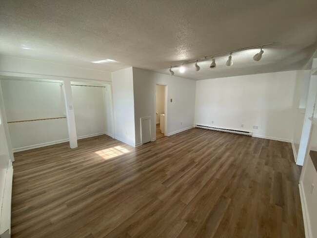 Building Photo - 610 N Eisenhower Dr