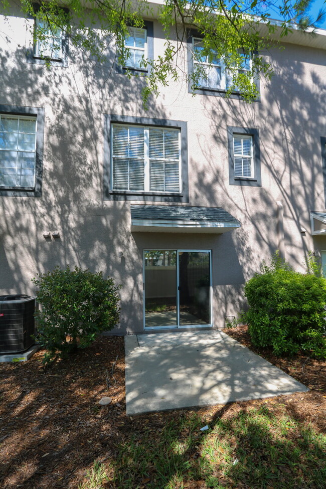 Building Photo - Spacious 3-Bedroom Townhouse with 3.5 Bath...