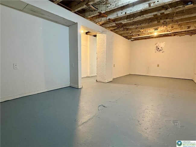 Building Photo - 728 E 6th St