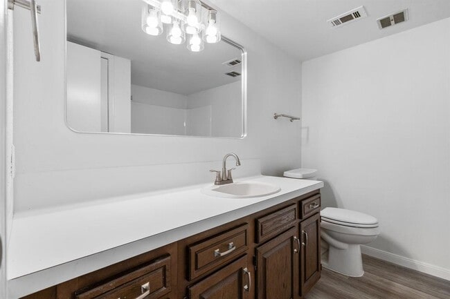 Building Photo - 80 Lakeview Village