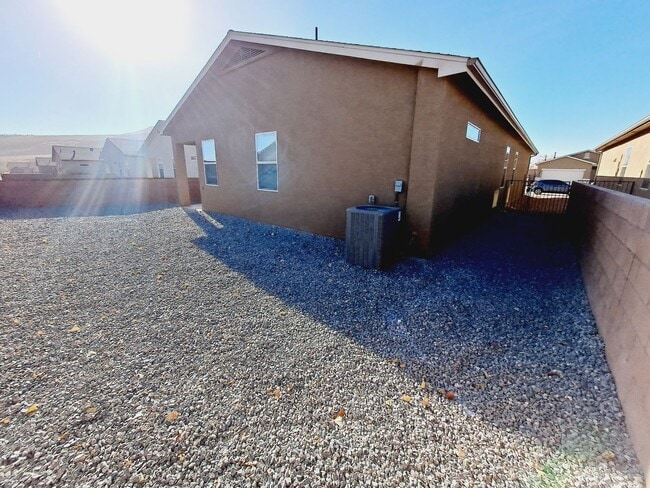 Building Photo - Energy Efficient Home 3bed 2 bath in Huning.
