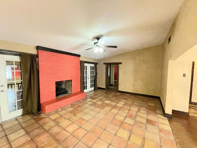 Building Photo - Beautiful home with lots of exterior space!