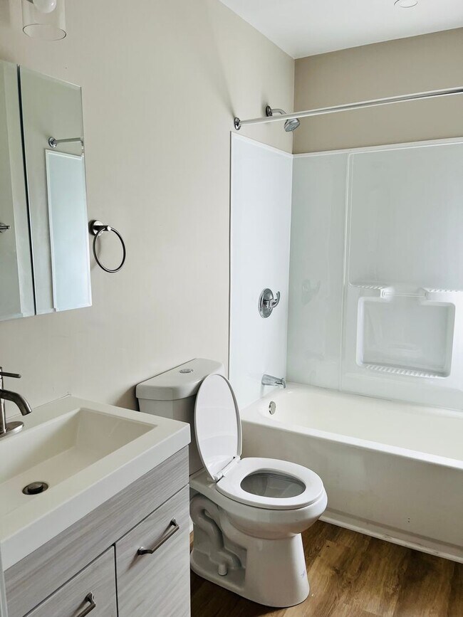 Building Photo - Two Bedroom/One Bathroom Townhome one block away from AGH! September 1 move in!