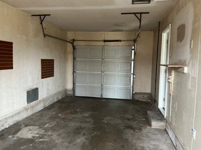 Building Photo - 3 bed 1 bath 1 car, fenced yard, one car garage! Moore Schools