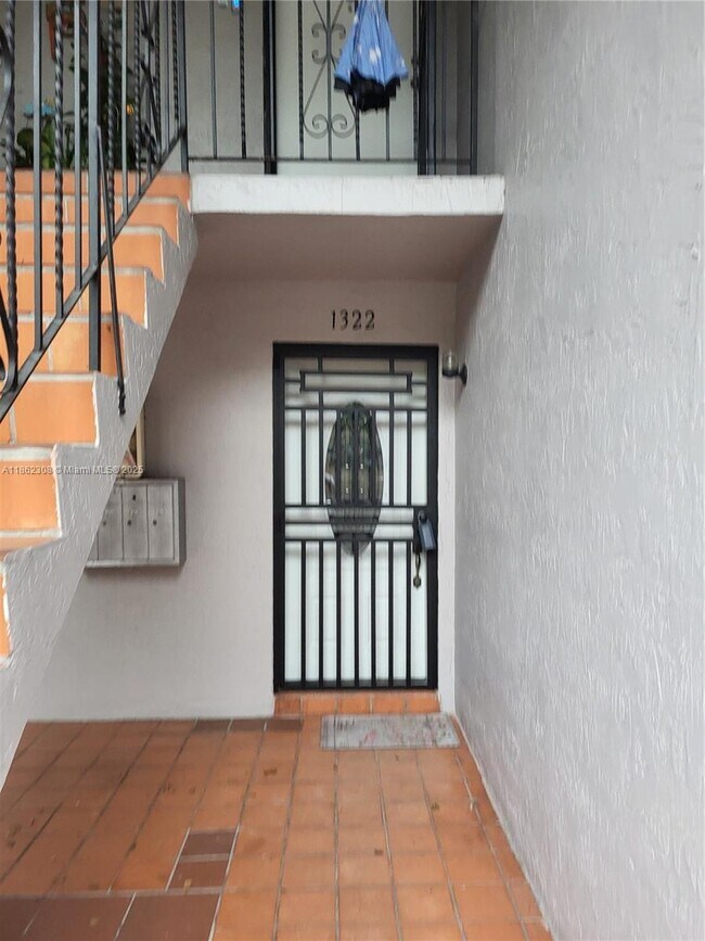 Building Photo - 1322 W 44th St