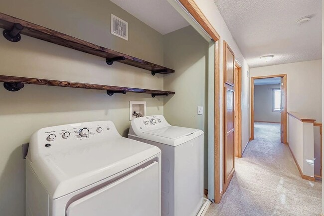 Building Photo - Rare 3bed 3bath Townhome in Rosemount