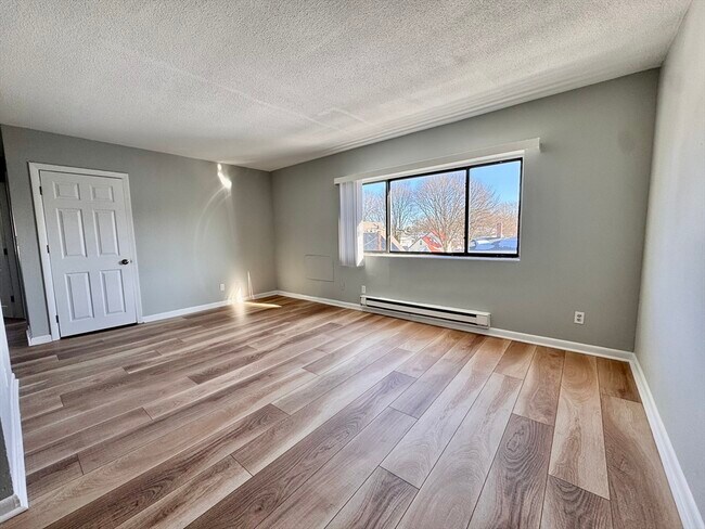 Building Photo - 837 River St