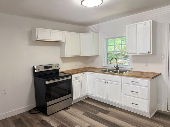 Building Photo - Coming soon!! 3 Bedroom 1 Bath