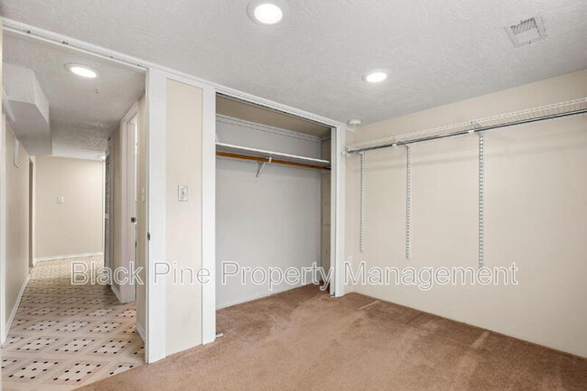 Building Photo - 221 W Elm St