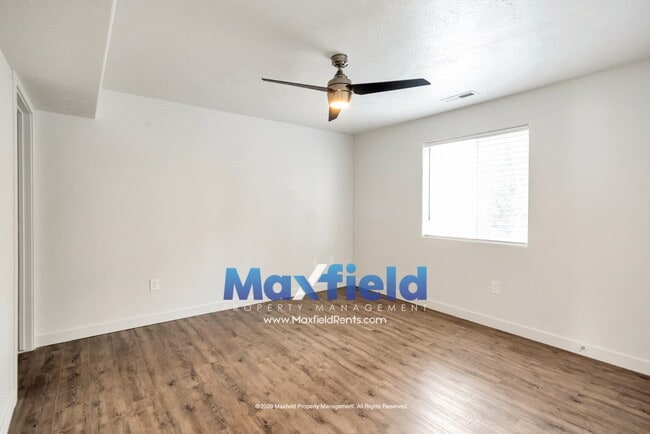Building Photo - Pet Friendly Main Floor 3BD 2BA 2GA Unit Near Costco and High School