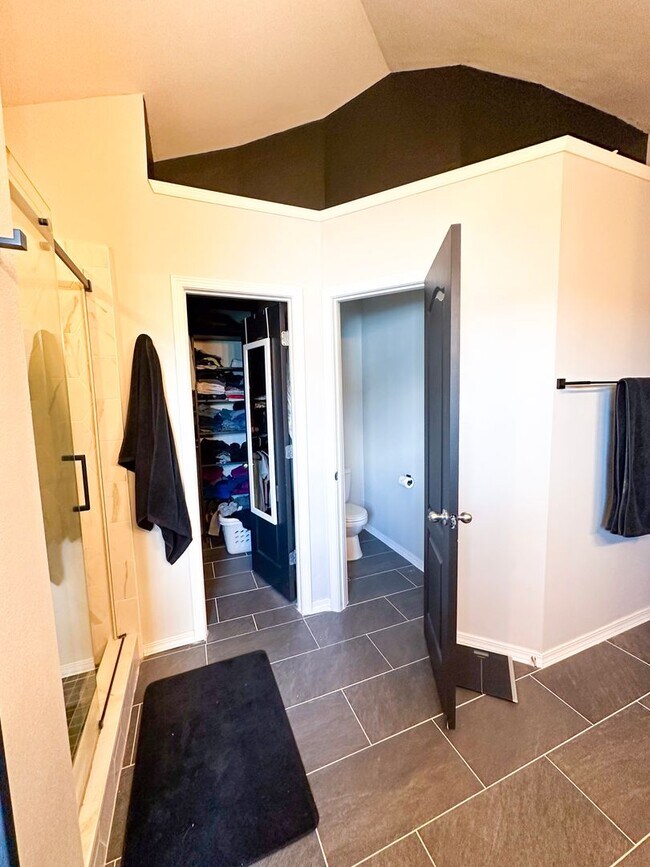 Building Photo - Spacious 4-Bedroom Home with Office Space ...