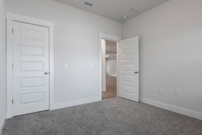 Building Photo - Beautiful 3-Bedroom Townhome