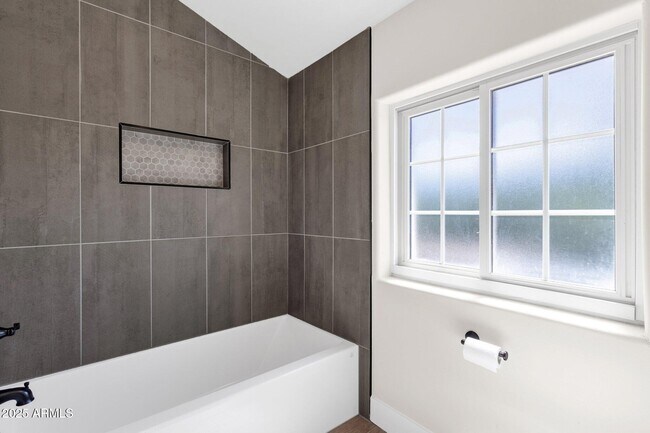 Building Photo - 856 W Quail Cir