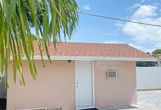 Primary Photo - 230 SW 16th Ave