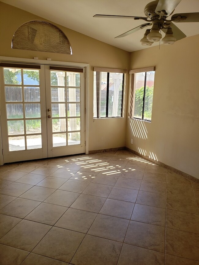 Building Photo - Beautiful home in great neighborhood!