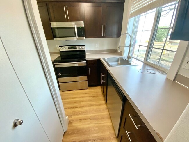 Building Photo - Large Updated 2 Bed, 1.5 Bath Townhouse w/ Washer & Dryer + Off-street Parking