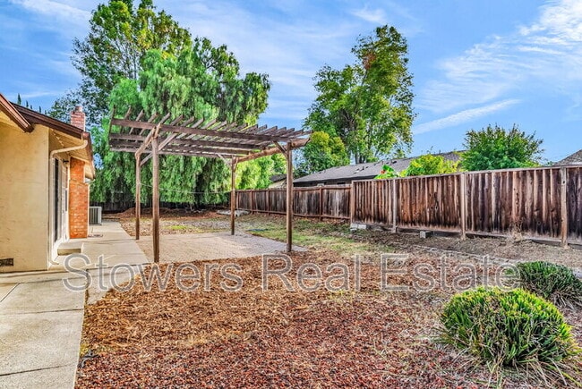 Building Photo - 925 St Louis Ct