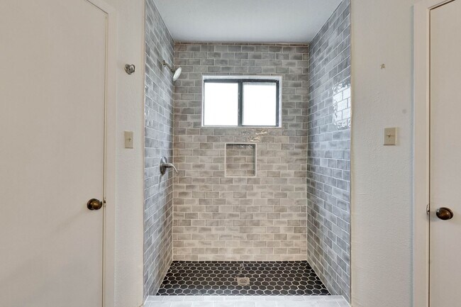 Building Photo - Great 3 bedroom home in South Austin!