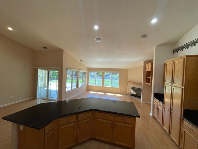 Building Photo - Beautiful Green Valley Home