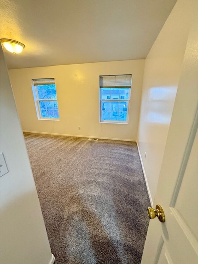 Building Photo - Welcoming 3-Bedroom Townhouse with Comfort...