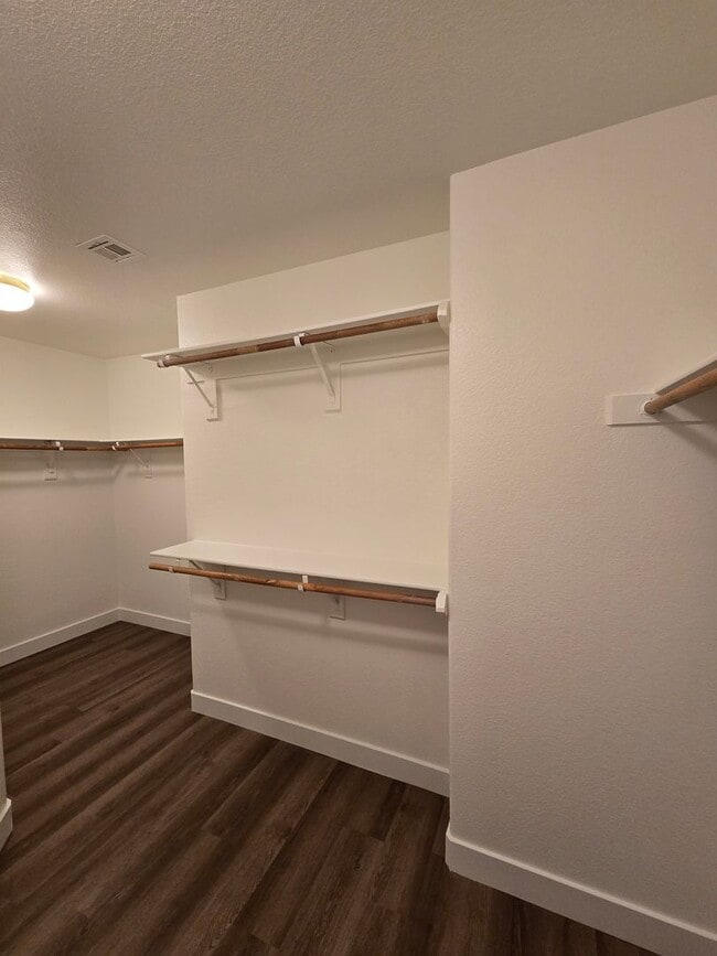 Building Photo - A Fabulous 5 Bedroom Home with 1 Bedroom and 3/4 Bathroom downstairs