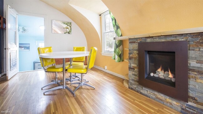 Building Photo - 1 br, 1 bath Duplex - 219 North Shields St...