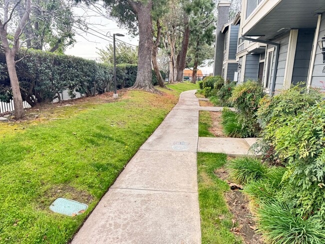 Building Photo - Welcome home to this charming and cozy corner-unit condo in the heart of Rancho Cucamonga!