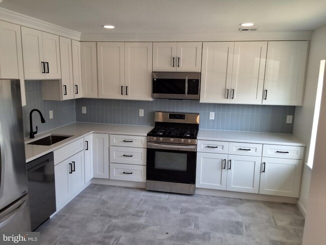 Building Photo - 14874 Emberdale Dr