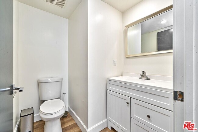 Building Photo - 14550 Burbank Blvd