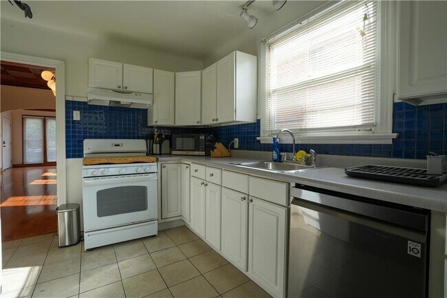 Building Photo - 4222 Vincennes Pl