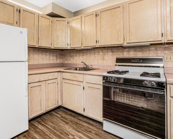 Building Photo - 2025 E Greenwich Ave