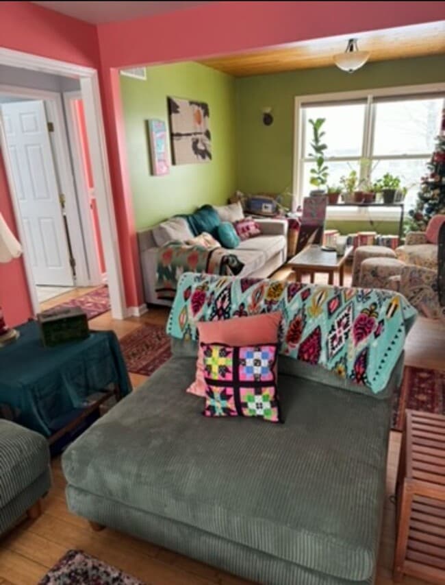 Building Photo - Charming & Cheerful Ranch Retreat